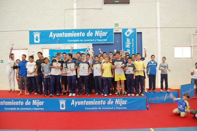 recogidadetrofeosdelosalumnosdelaedmdeftbol11infantil.jpg