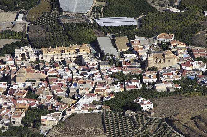 Vista general de Huécija, dominada por el volumen de la iglesia del antiguo convento de los Agustinos, joya del Barroco almeriense. © Fotografía:  Pako Manzano Vista general de Huécija, dominada por el volumen de la iglesia del antiguo convento de los Agustinos, joya del Barroco almeriense. © Fotografía:  Pako Manzano