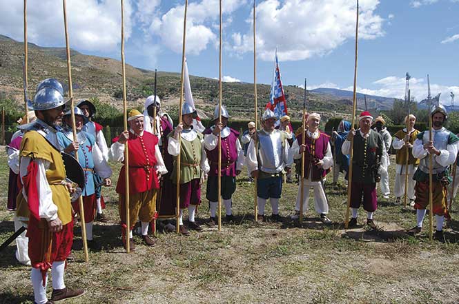 Tercios de Flandes recreados en la Paz de las Alpujarras, una cita anual con la historia en Padules. © Fotografía:  Alfonso Ruiz Vista general de Huécija, dominada por el volumen de la iglesia del antiguo convento de los Agustinos, joya del Barroco almeriense. © Fotografía:  Pako Manzano