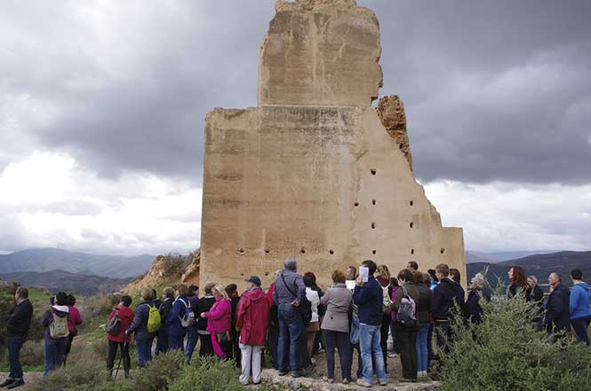 Grupo de visitantes junto a la torre albarrana en el extremo de la Alcazaba de Villavieja (Berja).  © Fotografía: José Ángel Fernández Grupo de visitantes junto a la torre albarrana en el extremo de la Alcazaba de Villavieja (Berja).  © Fotografía: José Ángel Fernández